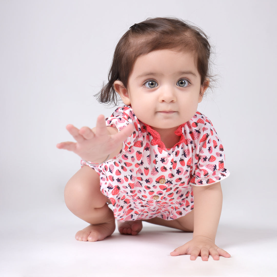 Jumpsuit with lace collar in Strawberry