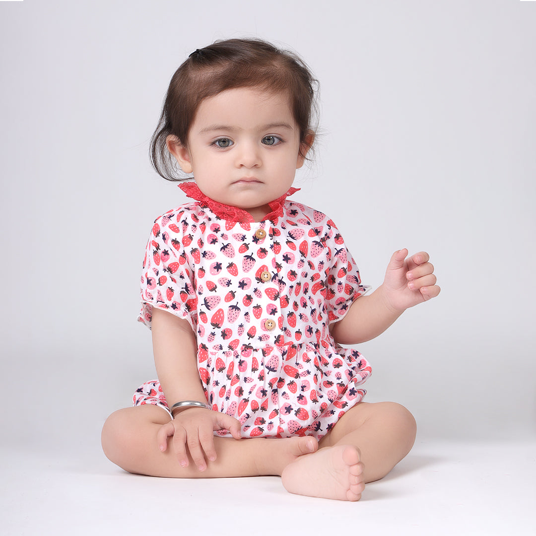 Jumpsuit with lace collar in Strawberry